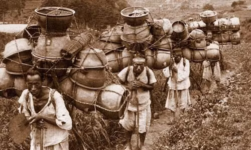 Những người đàn ông cẩn thận vác trên vai những món đồ gốm sứ mang đến các cửa hàng.