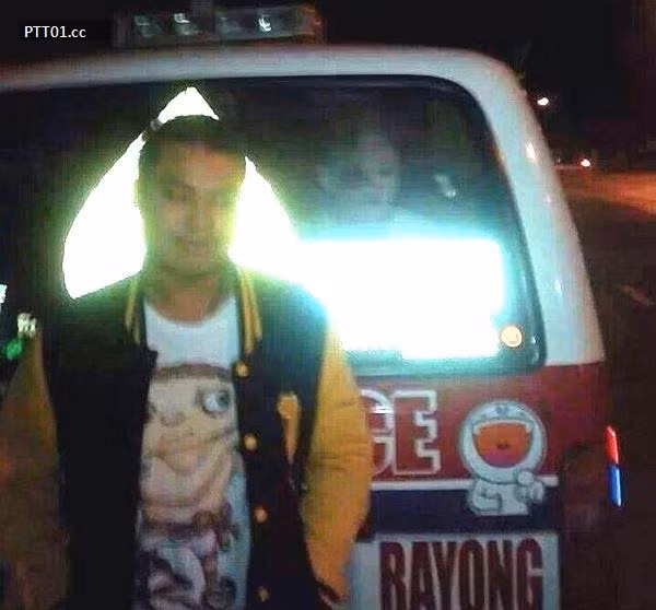 7. Đây là xe ô tô vận chuyển thi thể hàng trăm người. Dường như linh hồn cậu bé trong xe chưa thể siêu thoát nên vẫn còn xuất hiện trên thế giới của người còn sống.