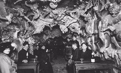 1. Bức ảnh ám ảnh kinh hoàng này chụp những người khách ngồi tại quán cà phê Địa ngục - nơi bị đóng cửa vào giữa thế kỷ 20.