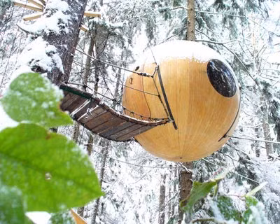  Ngôi nhà “siêu dị” Linh hồn Tự do tại British Columbia, trông như những quả bóng treo trên cây.