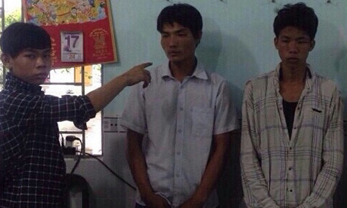 Ba nghi can tống tiền nhà sư đang bị cảnh sát bắt giữ. Ảnh: Công an cung cấp.