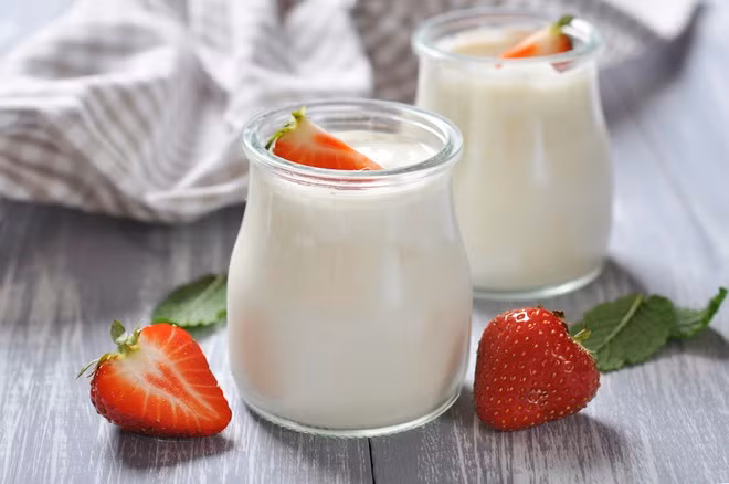 Sữa chua: Món ăn có chứa protein và lượng calo khá cao. Đây là thực phẩm tốt giúp phục hồi sau khi tập thể dục. Các cầu thủ nên ăn sữa chua cùng với các loại quả mọng và các loại hạt để tăng cường hiệu quả hồi phục sức khỏe.