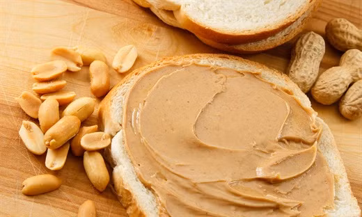 Bơ lạc: Chứa protein thực vật rất tốt cung cấp các nguồn chất béo cho cơ thể. Bơ lạc còn chứa nhiều vitamin E có thể ngăn chặn sự di chuyển gốc tự do trong cơ thể, làm tăng tốc hiệu quả phục hồi sức sau khi lao lực.