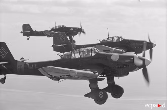 Ngày 23/8, quân Hitler bắt đầu tấn công và chiếm khu vực ngoại ô Stalingrad. Hồng quân bị thất thế trước hỏa lực của Đức nhưng quyết tâm bảo vệ quê hương đã giúp họ cầm cự. Phụ nữ, trẻ em cũng tham gia cuộc chiến vệ quốc bất chấp chiến đấu cơ Đức liên tục dội bom xuống thành phố. 90% ngôi nhà ở Stalingrad hóa thành gạch vụn sau các đợt không kích.