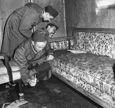 Các tướng Gobbels, Bormann cùng vài người khác đứng ở ngoài hành lang, trước cửa phòng riêng của Hitler và vợ, họ nghe thấy một tiếng súng. Họ chờ đợi tiếng súng thứ 2 nhưng hoàn toàn im lặng. Sau đó, người ta phát hiện lãnh tụ của Đế chế thứ ba chết bởi một viên đạn xuyên qua miệng, còn vợ của ông ta tự tử bằng thuốc độc, dù có hai khẩu súng lục nằm trên sàn. Lúc đó là 15h30 phút ngày 30/4/1945. Ảnh: Hầm ngầm nơi Hitler tự sát.