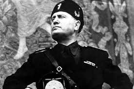 Bởi vậy, Hitler đã lệnh cho một lực lượng biệt kích Đức giải cứu Mussolini khỏi trại giam ở Abruzzi Apennies. Cuộc giải cứu thành công và Mussolini trở lại nắm quyền một nhà nước mới thành lập ở miền bắc nước Ý, nơi quân Đức đang chiếm đóng. Chính phủ của Mussolini tiếp tục tham chiến trong phe Trục, nhưng nhanh chóng hứng chịu những thất bại nặng nề trước phe Đồng Minh. Ảnh: Chân dung Mussolini.