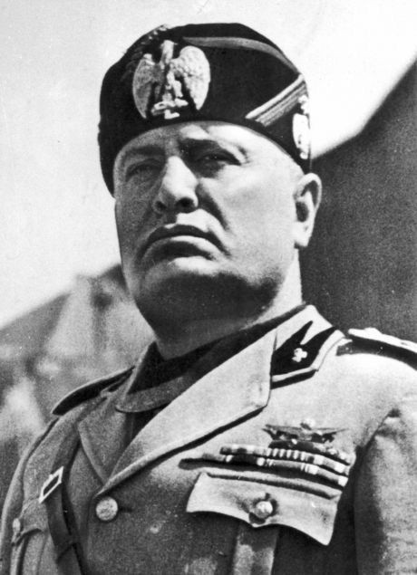 Ngày 27/4/1945, trước sự thất bại rõ ràng của phe phát xít, Mussolini cùng người tình Clara Petacci đào tẩu sang Thụy Sĩ. Nhà độc tài mặc áo khoác bên ngoài, trong khi bên trong vẫn diện bộ quân phục Ý. Ảnh: Chân dung Mussolini.