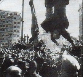 Khi đến trại kiểm soát ở Dongo, lính du kích Ý phát hiện ra Mussolini và ngay lập tức bắt giữ ông ta. Hôm sau, Mussolini cùng người tình của mình bị quân du kích hành quyết trong một khu rừng. Ngày 29/4/1945, xác của Mussolini bị treo ngược ở quảng trường thành phố Milan để dân chúng nguyền rủa và sỉ nhục. Người ta ném đá và nhổ nước bọt vào cái xác. Một người phụ nữ đã bắn 5 phát đạn vào cái xác để trả thù cho 5 người con bị giết của bà. Ảnh: Xác của Mussolini cùng người tình và viên thư ký bị treo ngược tại quảng trường thành phố Milan.