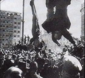 Khi đến trại kiểm soát ở Dongo, lính du kích Ý phát hiện ra Mussolini và ngay lập tức bắt giữ ông ta. Hôm sau, Mussolini cùng người tình của mình bị quân du kích hành quyết trong một khu rừng. Ngày 29/4/1945, xác của Mussolini bị treo ngược ở quảng trường thành phố Milan để dân chúng nguyền rủa và sỉ nhục. Người ta ném đá và nhổ nước bọt vào cái xác. Một người phụ nữ đã bắn 5 phát đạn vào cái xác để trả thù cho 5 người con bị giết của bà. Ảnh: Xác của Mussolini cùng người tình và viên thư ký bị treo ngược tại quảng trường thành phố Milan.