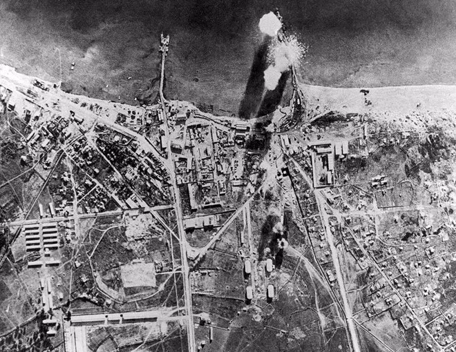 Không quân Anh ném bom tại thành phố cảng Valona ở Albania, khi đó nơi này dưới quyền kiểm soát của quân đội Italy, ngày 11/1/1941.