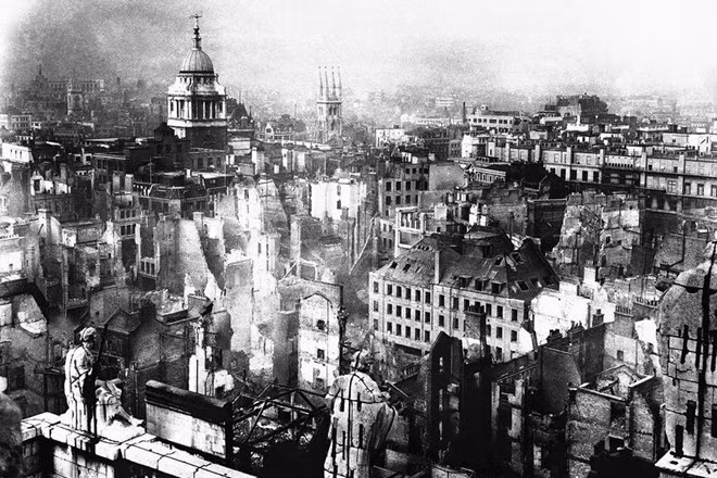 Thành phố London hoang tàn sau 2 ngày không kích của quân đội Đức từ 29 đến 30/12/1940. Bom đạn và hỏa hoạn thiêu rụi nhiều căn nhà ở thủ đô nước Anh, gây thiệt hại nghiêm trọng cho nhà thờ lớn St. Paul. Thủ tướng Anh khi đó là Winston Churchill đã chỉ đạo dập lửa và sửa chữa nhà thờ bằng mọi giá.