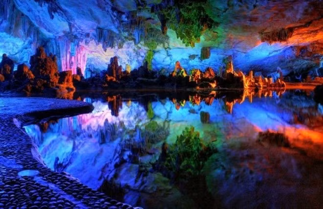 Hang Reed Flute dài 240 m, với rất nhiều trụ và nhũ đá tuyệt đẹp. Tour du lịch tham quan khoảng 1 giờ sẽ cho du khách những trải nghiệm khó quên. Ảnh: Placestoseeinyourlifetime.