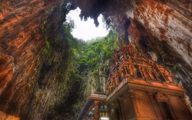 Mặc dù các hang động có niên đại lên tới 400 triệu năm tuổi, các địa danh tôn giáo tại đây chỉ mới được thành lập từ cuối thế kỷ 19. Ảnh: Placestoseeinyourlifetime.