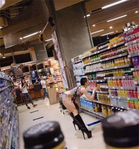 Xem những bức ảnh này, dân mạng Trung Quốc phần đông khẳng định nhân vật chính là một người đồng tính. Số khác lại nhăn nhó, cho rằng đây là một trường hợp biến thái, bệnh hoạn, cố tình gây sự chú ý trên đường phố, nơi công cộng. Và khi tìm hiểu, dân mạng Trung Quốc càng ngạc nhiên hơn nữa khi anh chàng mặc đồ lót phụ nữ đi siêu thị còn từng nhiều lần gây náo loạn khi giữ nguyên bộ dạng quái đản của mình đi dạo phố.