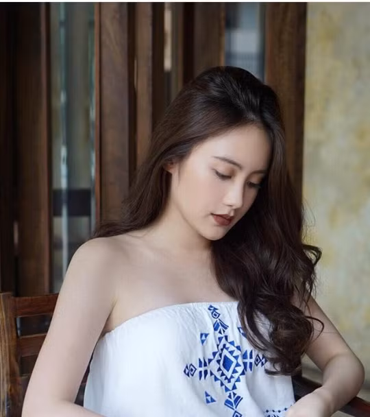 Lần hồi hương này, Chi Chi không chỉ về một mình mà về cùng chị gái Mai Ly, bố mẹ và một số thành viên khác trong nhà. Bố mẹ Chi Chi là người Việt nên cô nàng coi Việt Nam là nơi chôn rau cắt rốn, Hà Nội cũng đã quá thân thuộc đối với tuổi thơ của Chi Chi.