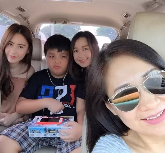 Chị em hot girl Chi Chi và Mai Ly cười đùa bên nhau.