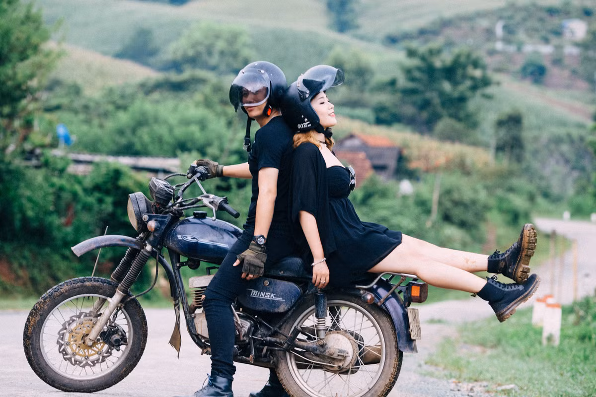 Sống Khủng long là một cung đường phượt đầy thử thách, gian nan với các bạn trẻ mê xê dịch. Đường trên sống lưng rộng chỉ chừng 1m với độ dốc gắt lổn nhổn sỏi đá, chưa kể hai bên đều là vực sâu hun hút với gió thốc lên từ thung lũng trực chờ như muốn cuốn bay cả người lẫn xe.