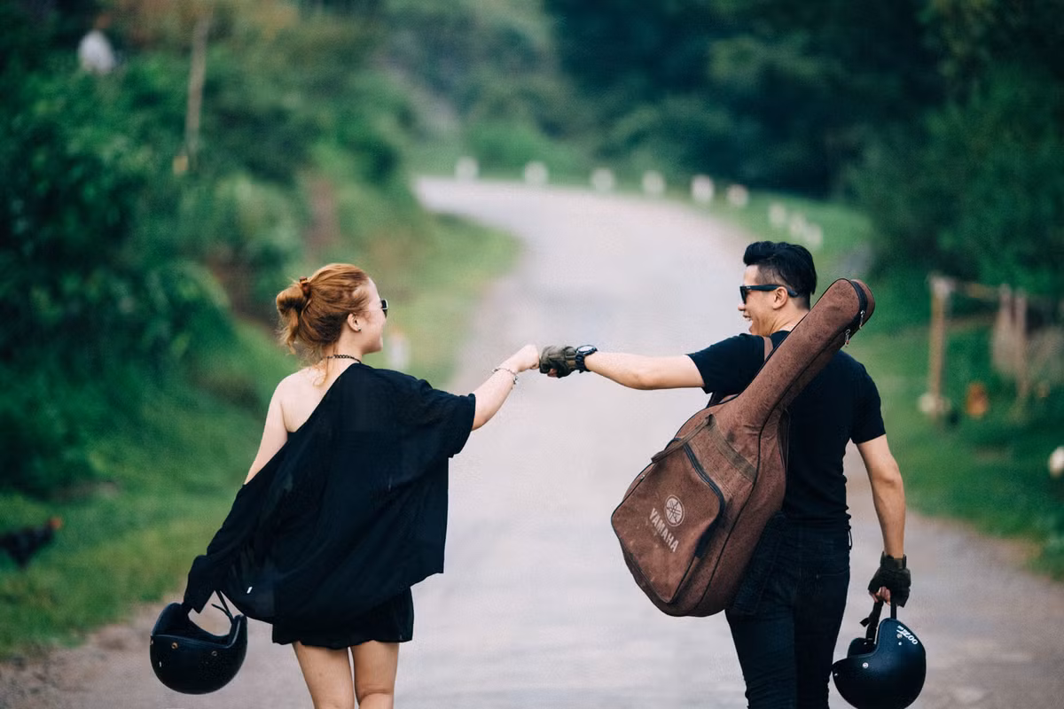 Thậm chí, cô dâu Phương Thảo còn không thể ngừng thốt lên cảm xúc về chuyến đi tuyệt vời trên cả mong đợi: “Từ đẹp có lẽ cũng không thể diễn tả hết mà phải chứng kiến tận mắt mới cảm nhận được nó tuyệt vời đến thế nào. Núi non trùng trùng điệp điệp xanh mướt mây trắng xóa ôm trọn núi vào lòng. Đi để thấy cuộc đời không bị uổng phí”.