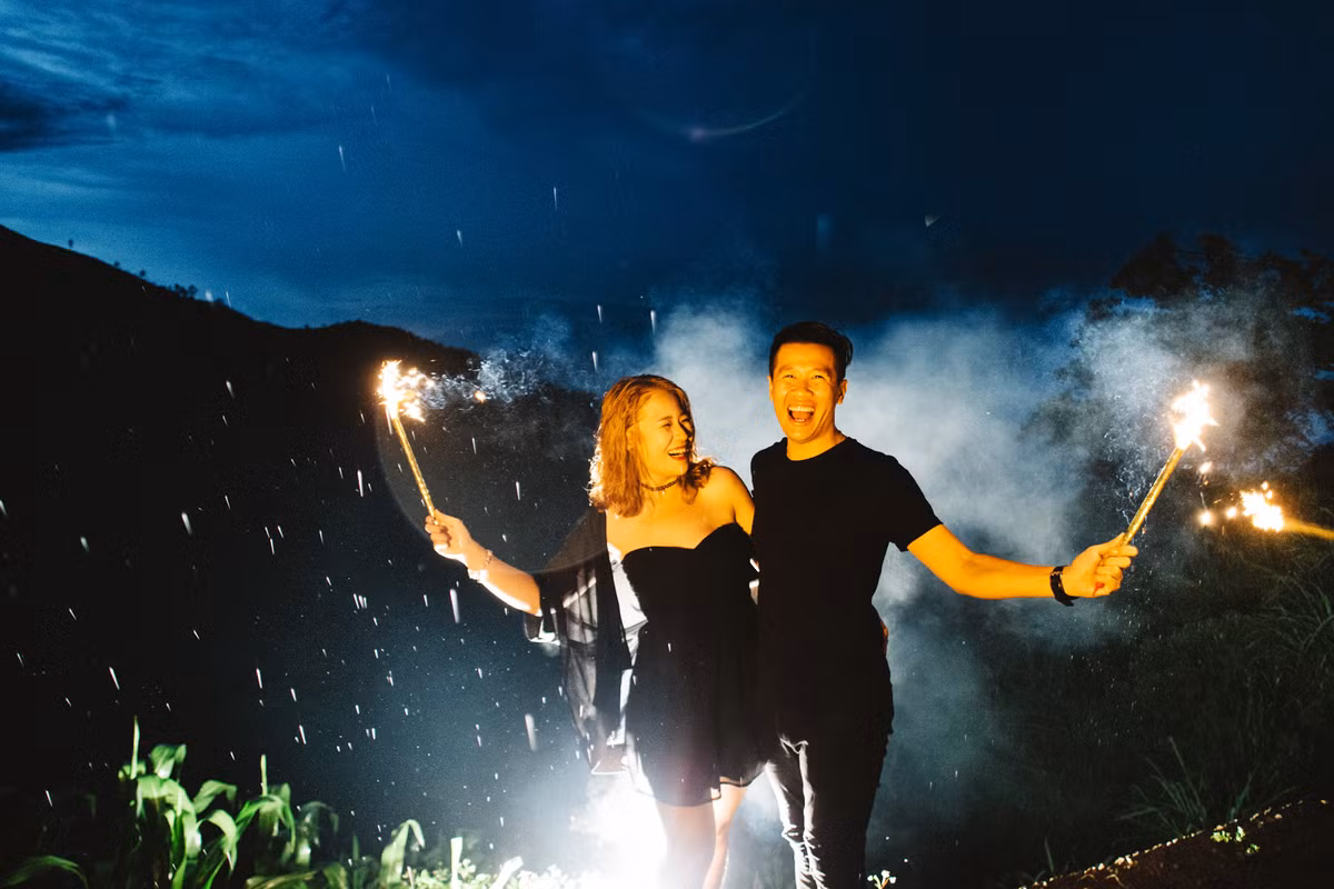 “Ở lưng chừng trời đất, con người ta dường như hòa quyện và trở nên bé nhỏ trước thiên nhiên hùng vĩ nhưng với tôi, chỉ có một thứ duy nhất có thể sánh ngang với vẻ đẹp kỳ vĩ này đó chính là tình yêu tuyệt vời của cặp đôi đã vượt qua tất cả để đặt chân tới một địa điểm lý thú”.