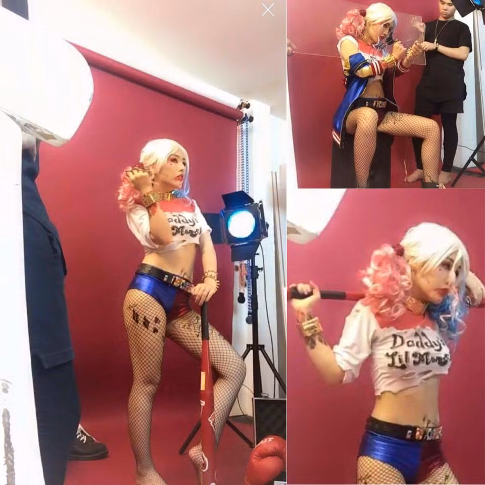 Được biết, Hoàng Mỹ Duyên và ekip chụp ảnh đã lê kế hoạch cho bộ hình cosplay Harley Quinn này từ khoảng 1 tháng nay. Do hóa thân thành "bác sĩ tâm thần" nên tất cả từ khâu chuẩn bị trang phục, trang điểm, tạo dáng, dựng ánh sáng... trong bộ ảnh đều được Mỹ Duyên và cả ekip đầu tư kỹ càng, chuyên nghiệp và vô cùng kỹ lưỡng, công phu. Thành quả mà họ đạt được là những bức ảnh "đẹp miễn chê", vừa "chất" vừa siêu giống với phiên bản gốc.