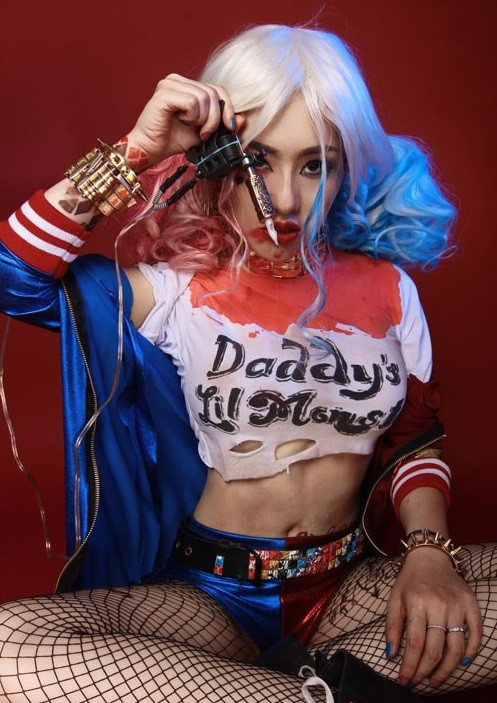 Với nhân vật nữ chính được hóa thân hoàn hảo, giống Harley Quinn trong Biệt đội cảm tử đến hơn 90%, cùng với phần ánh sáng, thiết kế ấn tượng, bộ ảnh nhận được số lượng like, chia sẻ và quan tâm lớn của thành viên mạng xã hội Việt. Rất nhanh chóng, nhân vật chính của bộ ảnh, người được mệnh danh là Harley Quinn phiên bản Việt với màn hóa trang xuất sắc đã trở thành tâm điểm tìm kiếm, săn lùng thông tin của cư dân mạng. Ảnh: Dương Đình Bảo.
