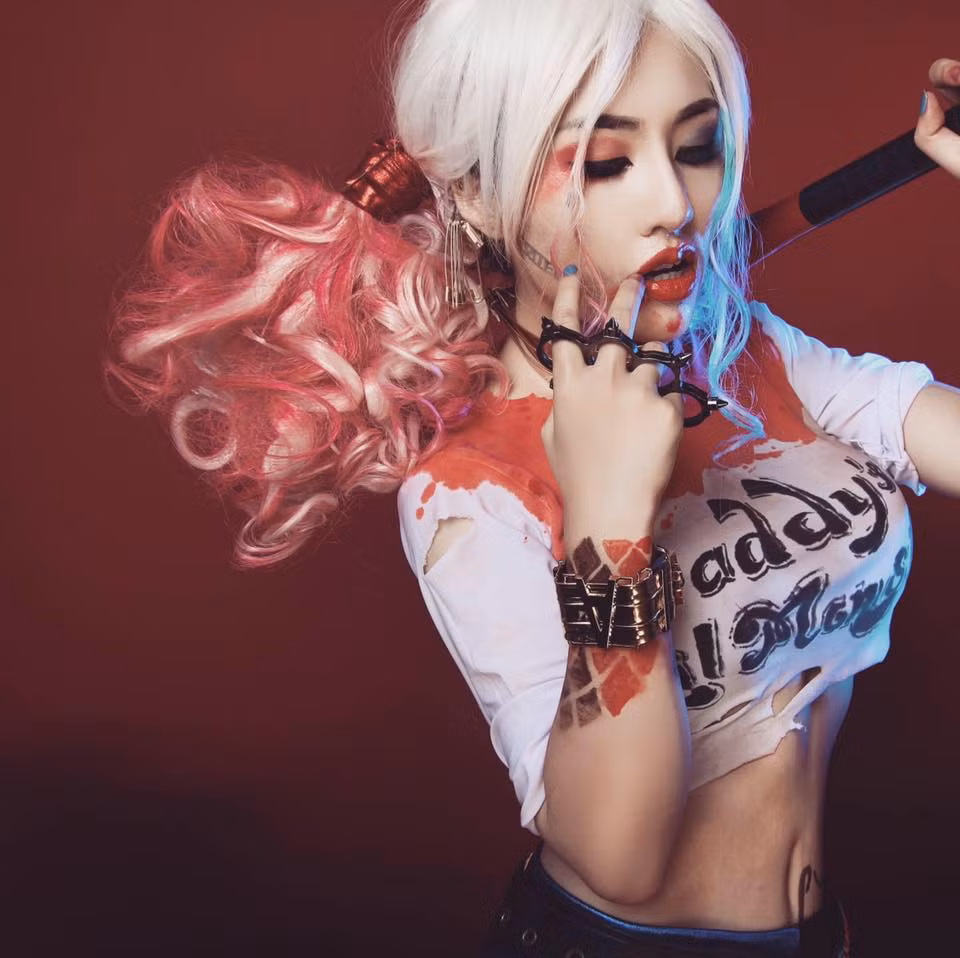 "Biệt đội cảm tử" - "Suicide Squad" đang là bộ phim bom tấn làm mưa làm gió tại các phòng vé ở Việt Nam trong tháng 7-8 này, thu hút lượng lớn khán giả trẻ. Nhân vật được yêu thích nhất trong bộ phim này là Harley Quinn với phong cách có phần quái tính, ngỗ ngược hấp dẫn rất nhiều các bạn trẻ và cũng không mất nhiều thời gian để trở thành hình mẫu cosplay, hóa thân mà nhiều cô gái trẻ nhắm tới. Và mới đây, một bộ ảnh chất lượng chụp Harley Quinn phiên bản Việt đã gây được tiếng vang trong cộng đồng mạng Việt. Ảnh: Dương Đình Bảo.
