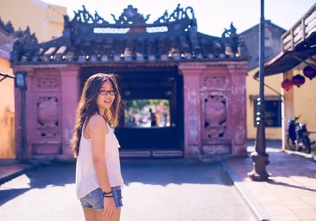 Theo ý kiến của một bộ phận bạn đọc khác thì ngoài việc tu sửa Chùa Cầu thì phần nước dưới chân cầu, nước sông Hoài cũng cần có biện pháp làm sạch. Bởi trong vài năm gần đây, tình trạng nước dưới chân Chùa Cầu bẩn, nhiều rác đã khiến cảnh quan chung ở đây bị ảnh hưởng nghiêm trọng. Ý thức người dân, khách du lịch là nguyên nhân chính dẫn đến tình trạng này nên cần phải có biện pháp quản lý tốt, chặt chẽ hơn.