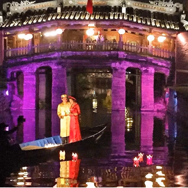 Bạn trẻ Hồ Vĩnh Quang ở Quảng Nam nêu ý kiến: "Việc xuống cấp của Di sản theo thời gian nên cần phải trùng tu là hợp lý, tuy nhiên việc trung tu là hết sức cẩn thận. Chỉ nên gia cố phần móng, mố ... , không nên đưa các vật liệu mới như bê tông, cốt thép... sẽ làm mất đi tính nguyên sơ của di sản. Phần cầu, mái, kèo, rui, lách... chủ yếu bằng gỗ, cái nào hư hỏng thay đó (giữ lại cái hỏng bảo tồn bảo quản vật liệu nguyên sơ) cái nào còn tốt tái sử dụng. Các họa tiết, trang trí... nếu bị hỏng thì khôi phục hoặc thay thế theo đúng kích thước thật của Di sản. Cần có phương án lập mô hình theo đúng tỉ lệ thật chính xác đến từng (mm) trước khi tháo dỡ trùng tu. Yêu Hội An quê hương tôi, đã gắn chặt với tuổi thơ của tôi cho đến khi trưởng thành và mãi về sau".