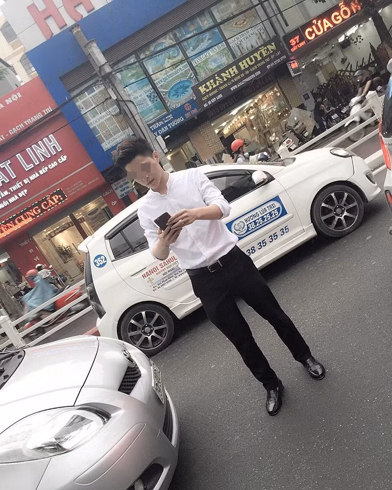 Không chỉ vậy, một trong số hai chàng trai còn có hành động đứng chặn đầu ô tô trong lúc đang mải nhìn vào điện thoại. Đây được cho là một hành động rất khó chấp nhận, đáng chỉ trích và phê bình. Không thể tin rằng, chỉ vì quá ham mê một tựa game mới mà những bạn trẻ này lại mê muội, dẫn đến có nhiều hành động phản cảm, lộ rõ các vấn đề về mặt ý thức và suy nghĩ cá nhân.