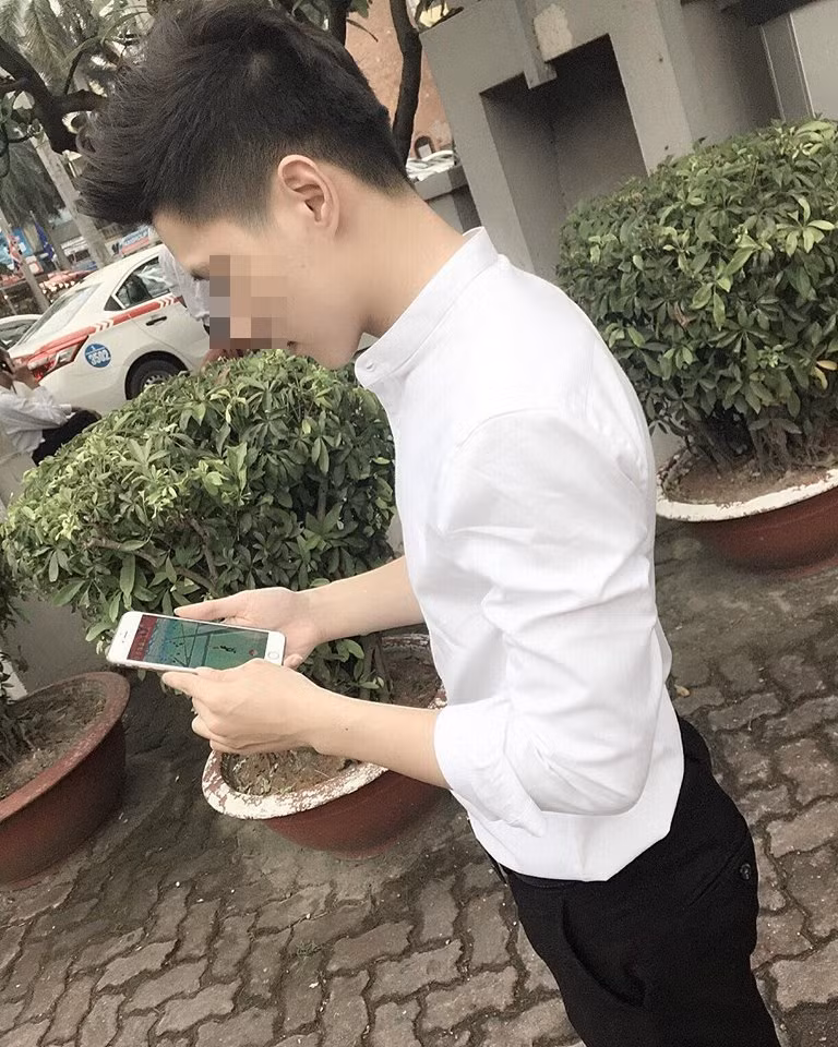 Bình luận về hai chàng đẹp trai đi bắt Pokemon này, dân mạng Việt dùng rất nhiều lời lẽ nặng nề để đả kích, phê phán. Nhiều người ví hai chàng trai này chẳng khác gì những người có bệnh về thần kinh, mất hết nhận thức nên mới ngang nhiên vừa qua đường, vừa cắm mặt vào điện thoại như vậy. Số khác lại nhìn nhận, hai chàng trai này đang là hình ảnh thu nhỏ của một bộ phận giới trẻ Việt, đang say mê game Pokemon Go, bất chấp tất cả để có được level cao, nhiều "của quý" hiếm.