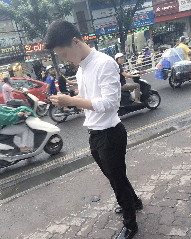 Điều mà dân mạng chú ý đầu tiên tới hai chàng trai này là cách ăn mặc của họ. Cả hai đều mặc sơ mi trắng bảnh bao, đi giày da bóng lộn, đầu tóc được chải chuốt, vuốt keo kỹ càng... Ban đầu, nhiều cô gái trẻ còn cảm thấy thích thú khi hai anh chàng này khá đẹp trai, nhưng sau khi theo dõi những hành động tiếp theo, dường như chẳng còn ai có hứng thú chú ý tới ngoại hình của hai soái ca đi bắt Pokemon này nữa.