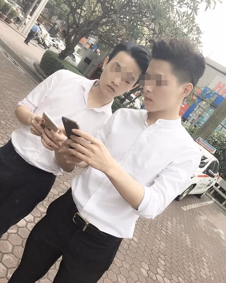 Ngoài những ý kiến trên, một bộ phận dân mạng còn nhìn nhận vấn đề theo một hướng khác. Họ cho rằng hai chàng trai này chỉ giả vờ say mê nhìn vào điện thoại, giả vờ đi bắt Pokemon và có những hành động khác người để thu hút sự chú ý từ phía cộng đồng. Suy đoán cũng khá hợp lý bởi hai chàng trai dường như đã cố ý ăn mặc rất bảnh bao, bắt mắt... để tăng thêm phần nổi bật của bản thân.