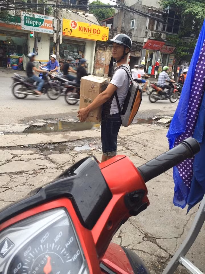 Hôm nay 17/8, hình ảnh được một nam thanh niên chụp trên phố Minh Khai, Hà Nội với nhân vật chính là "ca sĩ Lệ Rơi" khệ nệ đứng ôm thùng hàng, đầu đội mũ bảo hiểm đang thu hút sự quan tâm, chú ý của đông đảo cư dân mạng Việt. Theo mô tả của người chụp ảnh thì Lệ Rơi đang đi làm công việc shipper (nhân viên giao hàng), vì vậy, dân mạng đã nhanh chóng đồn đoán về cuộc sống khó khăn hiện tại của Lệ Rơi khi anh phải lựa chọn một công việc vất vả, lương thấp.