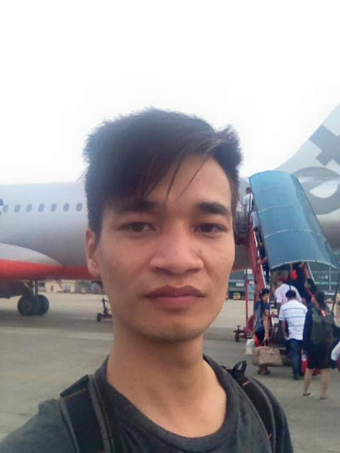 Trong khoảng vài tháng qua, Lệ Rơi có nhiều tin đồn liên quan đến chuyện nợ nần tiền bạc. Gần nhất là vụ anh chàng này kể câu chuyện mẹ đẻ anh ở Thanh Hà, Hải Dương do quá tin người nên đã vay tiền giúp người quen nhưng sau đó lại bị "bùng" mất cả vốn lẫn lãi. Gia đình đã khó khăn nay càng khó khăn hơn, mẹ anh bị nhiều người siết nợ, thậm chí là hành hung. Trước sức ép kinh tế gia đình khủng khiếp, Lệ Rơi buộc phải tha hương mưu sinh một lần nữa.