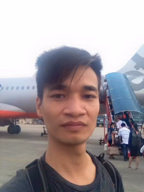 Trong khoảng vài tháng qua, Lệ Rơi có nhiều tin đồn liên quan đến chuyện nợ nần tiền bạc. Gần nhất là vụ anh chàng này kể câu chuyện mẹ đẻ anh ở Thanh Hà, Hải Dương do quá tin người nên đã vay tiền giúp người quen nhưng sau đó lại bị "bùng" mất cả vốn lẫn lãi. Gia đình đã khó khăn nay càng khó khăn hơn, mẹ anh bị nhiều người siết nợ, thậm chí là hành hung. Trước sức ép kinh tế gia đình khủng khiếp, Lệ Rơi buộc phải tha hương mưu sinh một lần nữa.