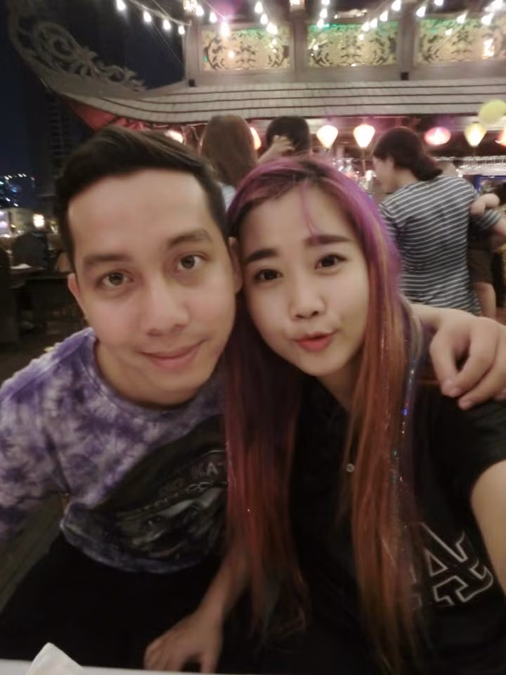 Ngày nay, nhiều người vẫn quan niệm tặng đồ đắt tiền hay đồ hiệu mới thể hiện tâm ý dành cho bạn đời vào những ngày kỷ niệm, tuy nhiên đối với phụ nữ chỉ cần người đàn ông của họ tặng họ tấm chân tình để chứng minh tình cảm thì dù là quà gì đi chăng nữa chúng đều đáng trân trọng, một dân mạng đã bày tỏ.