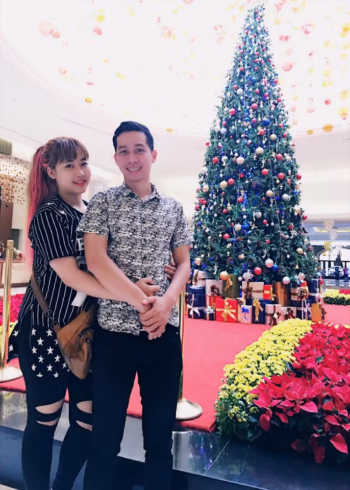 Huyền Trang hân hoan cho biết, số tiền trong lợn mà chồng tặng cô sẽ dành để đi Thẩm Quyến mua đồ cho căn nhà mới của hai vợ chồng. Cô cũng không ngại ngần tiết lộ, đây không phải là lần đầu Việt Dũng làm những điều bất ngờ cho cô, từ ngày yêu anh đã luôn tỏ ra là một anh người yêu chiều bạn gái hết mực, hai người đã có khoảng 4 năm làm bạn nên khi yêu lại càng cực kỳ hiểu nhau.