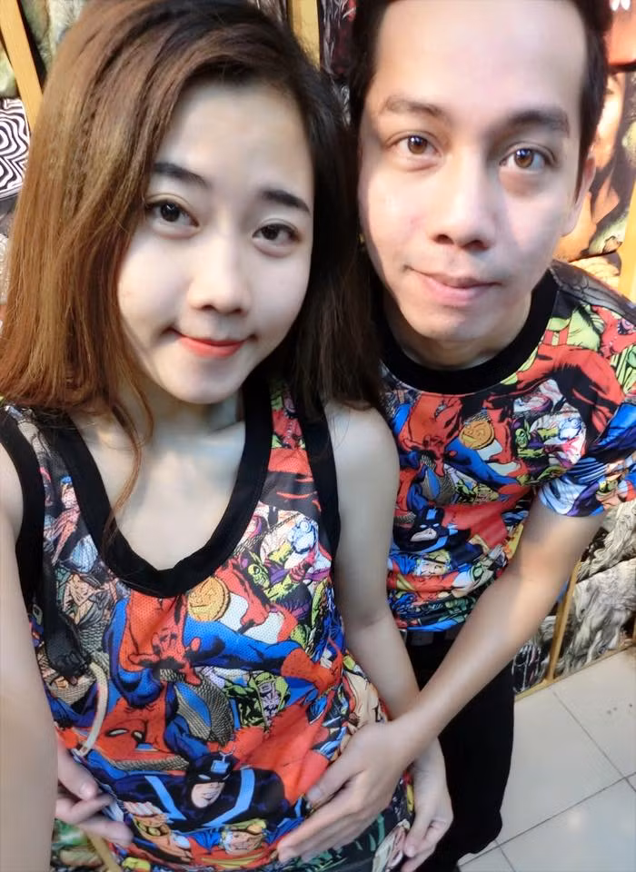 Có ý kiến cho rằng đoạn clip mà Huyền Trang chia sẻ đã được dàn dựng, nếu mỗi ngày bỏ lợn 500 nghìn thì tính ra một năm số tiền sẽ phải nhiều hơn 80 triệu. Cùng với đó, cách thể hiện tình cảm rồi quay clip đăng lên mạng xã hội chỉ là cách hai vợ chồng cô cố ý muốn gây sự chú ý để nổi tiếng.