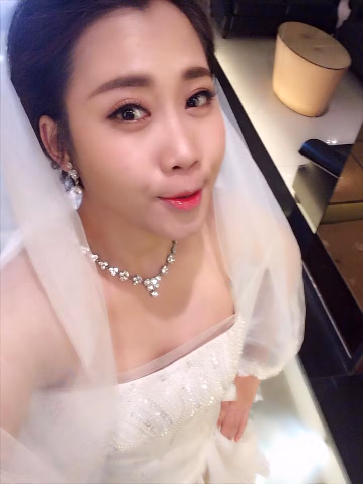 Việt Dũng luôn cố gắng làm những điều mà Huyền Trang thích, ngay cả những sở thích chơi thể thao của vợ như: chơi bowling, tennis, bơi lội anh chồng này cũng học để chơi cùng vợ.