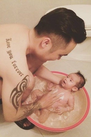 Chồng Thu Thảo chăm con rất khéo, công việc chăm con đều do chồng cô đảm nhận. Ảnh trong bài: Facebook nhân vật.