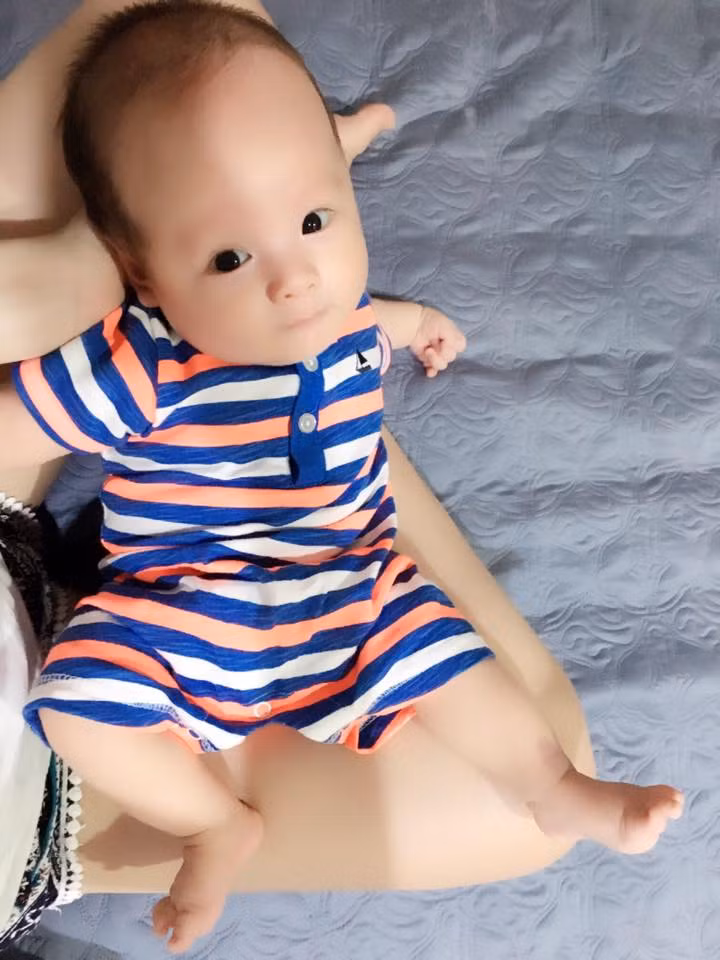 Đáng ngưỡng mộ hơn cả mẹ chồng Phương Chi cực kỳ chu toàn, cô cho hay mọi việc nhà bà đều giành phần việc về cho mình, cô đòi làm thì đều đuổi khéo không muốn con dâu phải đụng chân tay. Ngay cả lúc cô mang thai nhan sắc bị ảnh hưởng bà đã lên mạng tìm hiểu một số mẹo để giữ dáng, giữ da cho con dâu. Nghe qua câu chuyện làm dâu của Phương Chi nhiều người không khỏi thèm muốn và ghen tỵ, những cô gái chưa chồng bày tỏ niềm hi vọng về một đức lang quân vàng 10 và gia đình nhà chồng hết í như cô vợ xinh đẹp này.