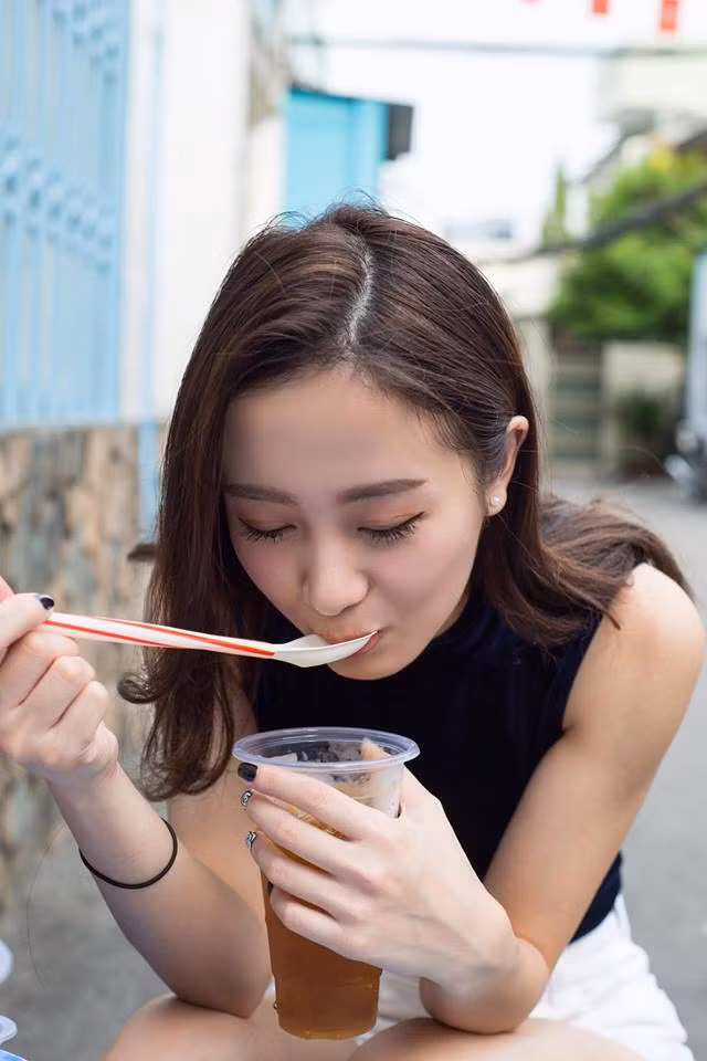 Là hot girl nổi tiếng nhưng trong bộ ảnh này, Jun Vũ không hề thể hiện vẻ đẹp quyến rũ, "sang chảnh" thường thấy, trái lại là những nét đẹp giản dị, gần gũi nhưng vô cùng dễ thương. Không ngại ngồi trên vỉa hè, lề đường để nếm thử các món ăn, Jun Vũ với bộ ảnh ăn quà vặt này đã khiến các fan thêm yêu quý bởi sự thân thiện, dễ gần của cô nàng.