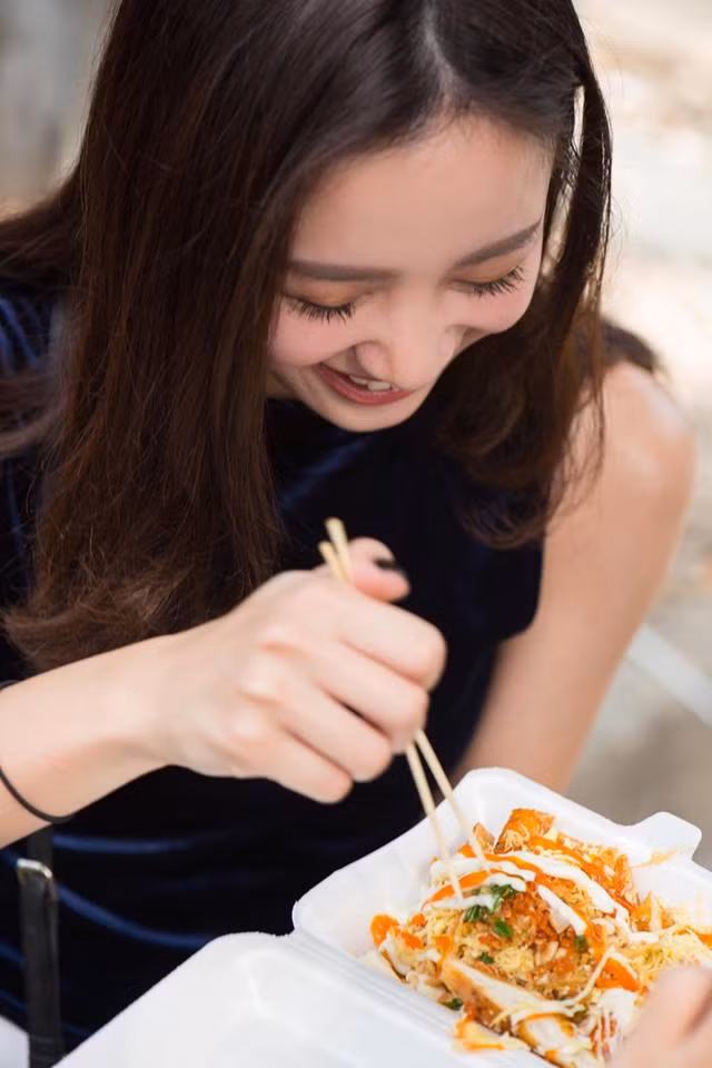 Cùng với bộ ảnh mới, cô nàng bản sao của Angela Baby cũng tiết lộ một chút về sở thích ăn uống và gu ẩm thực của mình. Jun Vũ chia sẻ bản thân là một người rất mê ăn uống, việc được thưởng thức những món ăn ngon đem lại cho cô nhiều niềm vui, sự phấn khích. "Đối với cô gái sống là để ăn, ăn là niềm hạnh phúc - Chỉ cần được ăn là đã lấy lại được nguồn sinh lực dồi dào và tươi roi rói như được mùa", Jun Vũ chia sẻ đầy dí dỏm.