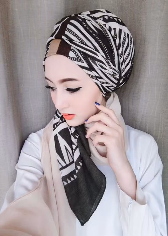 Chia sẻ về bí quyết để có các bức hình đẹp lung linh nhất, Saira cho biết, cô rất chú trọng đến công việc trang điểm trước khi ghi hình. Hiện nay, cô nàng là một trong những hot girl sở hữu các bí kíp make – up đỉnh của đỉnh. Với mong muốn chia sẻ kinh nghiệm từ bản thân mình trong việc làm đẹp, Saira đã lập ra kênh Youtube dưới tên Saira Mirror. Hiện có 200.000 người đang theo dõi cô mỗi ngày trên instagram và facebook.