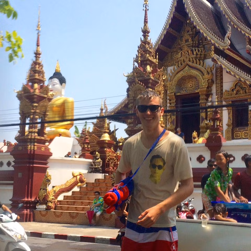 Chắc chắn trong quá trình làm việc xa nhà, thầy giáo trẻ sẽ không thể tránh khỏi những khó khăn nơi đất khách quê người. Tuy vậy, người ta luôn thấy nụ cười lạc quan yêu đời trên khuôn mặt rạng rỡ của thầy giáo.