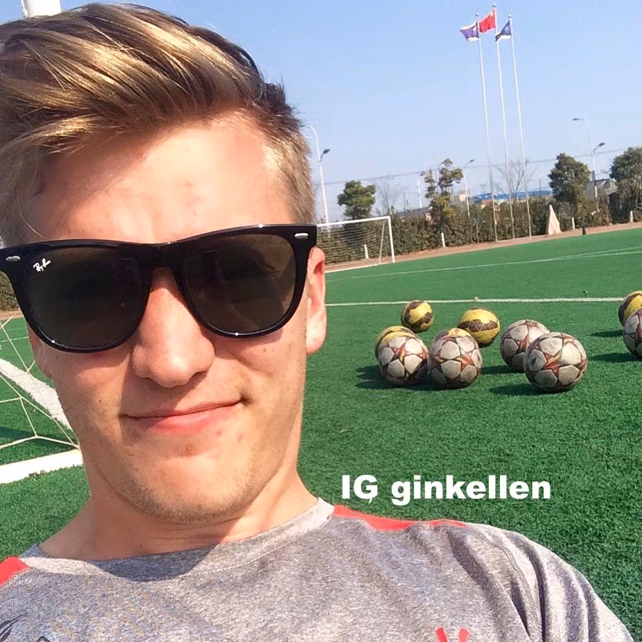 Ngoài đời, thầy giáo người Tây là một người vui tính, thân thiện và hòa đồng. Trang cá nhân của anh chàng cũng sở hữu gần 200 nghìn người theo dõi. Mỗi bức ảnh thường ngày của thầy giáo được đăng tải đều nhận được những cơn mưa like của dân mạng.