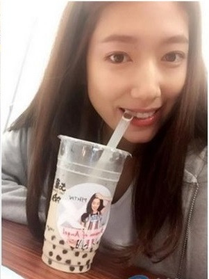 Ngoài những thông tin trên, hiện tại dân mạng Trung Quốc vẫn chưa biết thêm gì về cô gái có khuôn mặt đặc biệt này. Xem một số bức ảnh Vương Yến chia sẻ trên trang cá nhân, có thể thấy cô nàng thường xuyên "tự sướng" với nhiều góc chụp thể hiện khuôn mặt mình giống Park Shin Hye đến khoảng 90%, đặc biệt là đôi môi. Các fan trung thành của dòng phim drama Hàn Quốc cũng nhận định, khuôn mặt Vương Yến chỉ hơi gầy và dài hơn mặt Park Shin Hye một chút mà thôi.