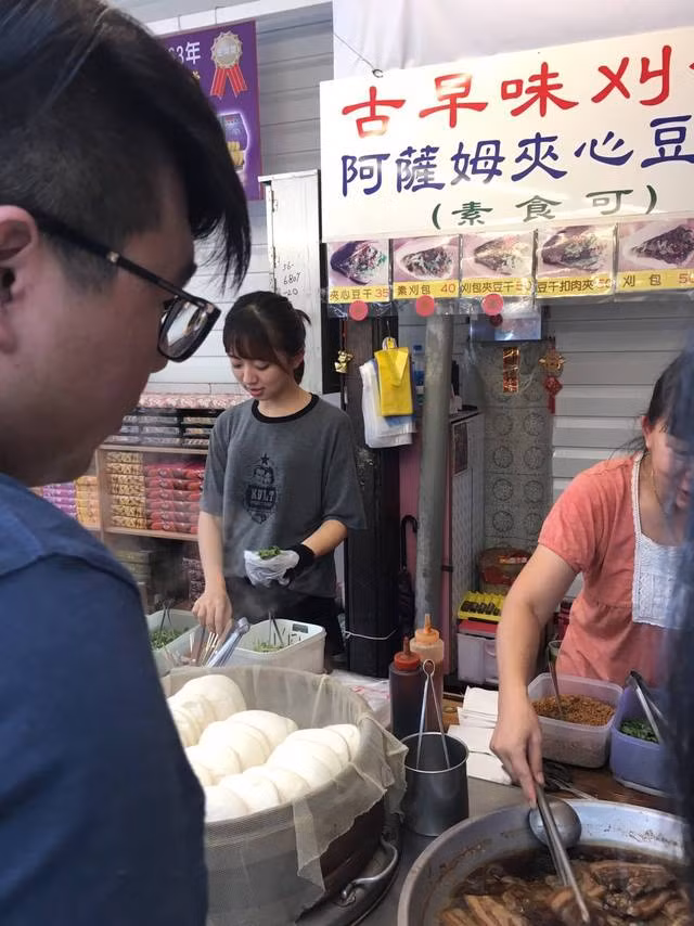 Theo phản ánh của một số người dân quanh khu chợ nơi chụp tấm hình nổi tiếng này thì việc có quá nhiều bạn trẻ, thanh niên đến quầy bán bánh bao đã tạo ra cảnh náo loạn trong khu chợ. Vô tình trở thành người nổi tiếng, nhưng cô gái bán bánh bao vẫn tỏ ra rất ung dung và dường như không quan tâm đến việc mình đang gây chú ý cho nhiều người nhờ khuôn mặt có những nét đặc biệt.