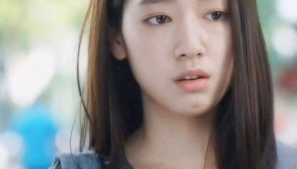 Thời gian gần đây, "ngọc nữ" xứ kim chi này lại tiếp tục được công chúng quan tâm khi hóa thân thành nữ bác sĩ xinh đẹp, cá tính trong bộ phim đình đám "Doctors". Ảnh trong bài: Toutiao/Weibo.