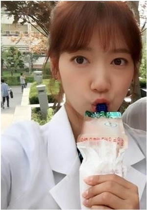 Để rõ ràng hơn, cư dân mạng Trung Quốc đã kỳ công ghép chúng với những bức ảnh ở cùng góc chụp của nữ diễn viên. Qua đó rút ra những nhận xét, Vương Yến chỉ cần trang điểm một chút là có thể trở thành "bản sao hoàn hảo" của Park Shin Hye. Thậm chí cô gái Trung Quốc còn có chiếc cằm chẻ cực duyên, giống hệt nữ diễn viên thần tượng của biết bao bạn trẻ.